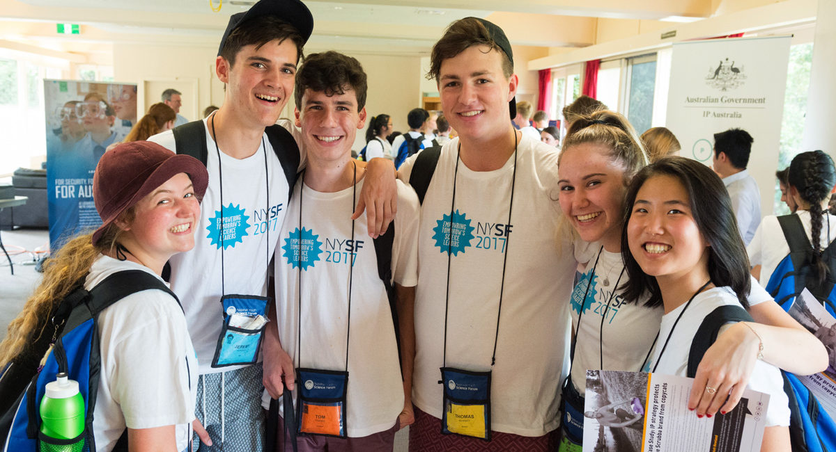 Jóvenes australianos con todo tipo de regalos de congreso (Fuente: National Youth Science Forum)